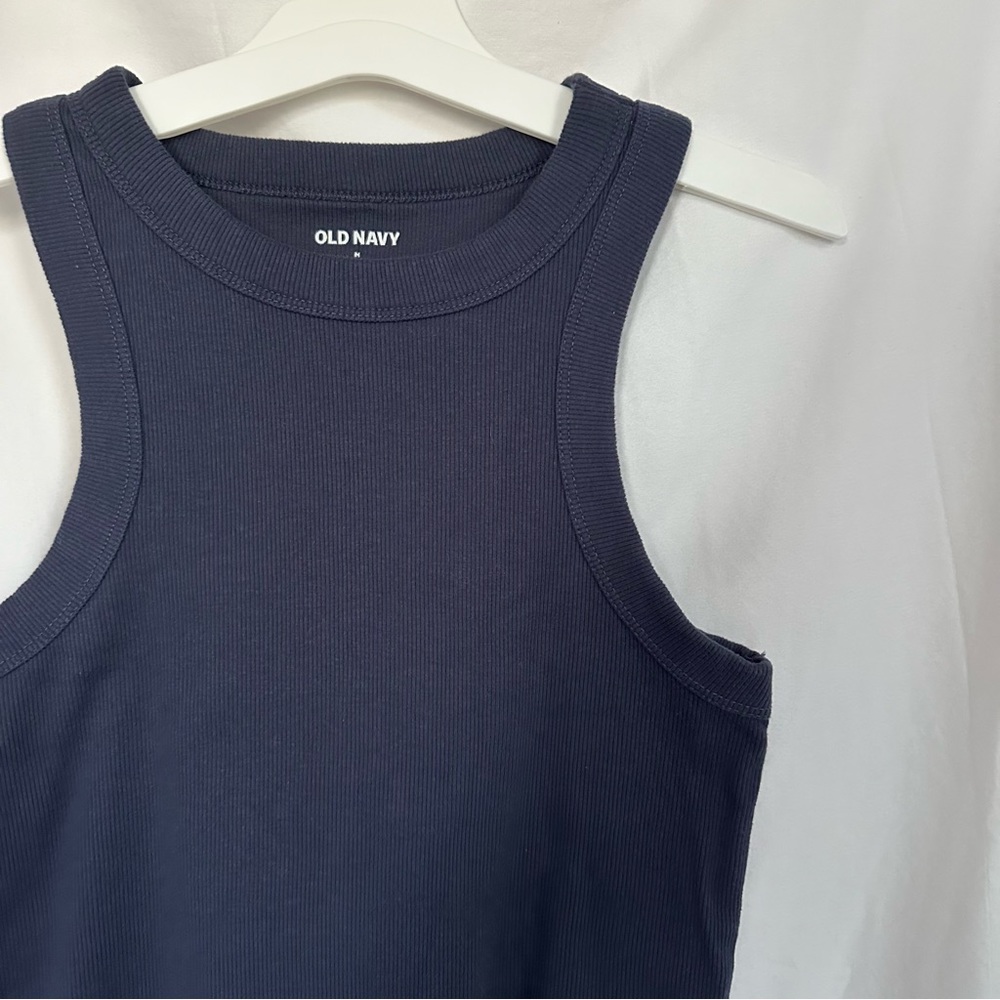 Old Navy medium navy blue tank. pit to pit: 13.5”. length: 18.5”.